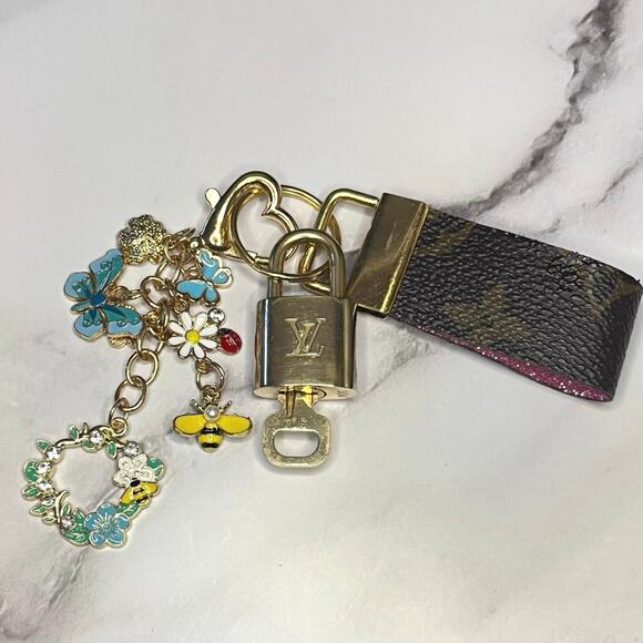 Louis Vuitton Lock & Key #304 w/ a Floral Charm Cluster & Canvas Loop Keychain - Picture 1 of 6